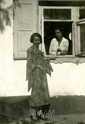 KKE 077.jpg - Od lewej: pierwsza Kazimiera Muszałowska, w oknie Helena Orzechowska, Krzemieniec, 1933 r.